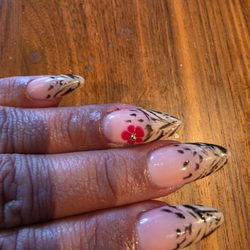 DB Nails and Spa - Left hand no detail or precision of lines, dashes no cheetah pattern. Sloppy.