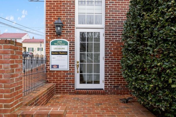 Leesburg Counseling - Entrance from the parking lot to the office building. - Leesburg, VA