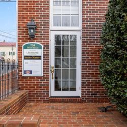 Leesburg Counseling - Entrance from the parking lot to the office building.
