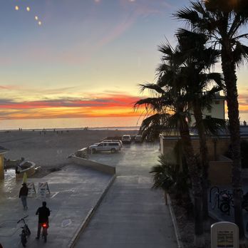Hennessey's Tavern - Jan. 2026 window seat view - Irish Near Me - Hermosa Beach, California Hennessey's Tavern - Jan. 2026 window seat view - Irish Near Me - Hermosa Beach, California