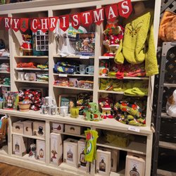 Cracker Barrel Old Country Store - Grinch stuff out already!
