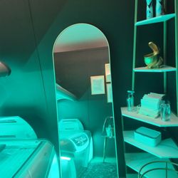 Highlands Hot Spot - The room is clean, carpet clean and fancy, wet wipes, deoderant, small cleaning towels, hamper, chair, lovely mirror, private feeling.