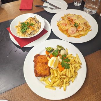 Restaurant Le Lötschberg - Spatzli mit frischen pilzen Rosti tomaten kase Lotschberg corden bleu - Wine Bars Near Me - Bern, BE