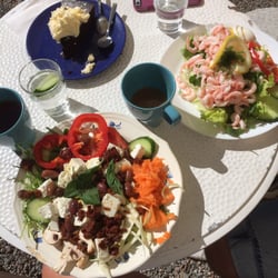 Borggårdscafeet - Fetaostsallad, räkmacka och kladdkaka