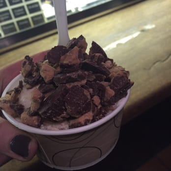 Halo Pub - Peanut butter in vanilla ice cream topped with peanut butter cups. A LOT of peanut butter cups. Nice! This is a single scoop. - Ice Cream & Frozen Yogurt Near Me - Princeton, New Jersey Halo Pub - Peanut butter in vanilla ice cream topped with peanut butter cups. A LOT of peanut butter cups. Nice! This is a single scoop. - Ice Cream & Frozen Yogurt Near Me - Princeton, New Jersey