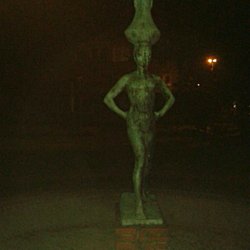 Wasserträgerin bei Nacht