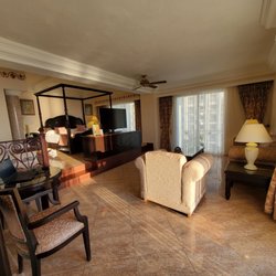 RIU Palace Pacífico - Large living room space with wrap around patio