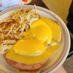 Cari's - Eggs Benedict