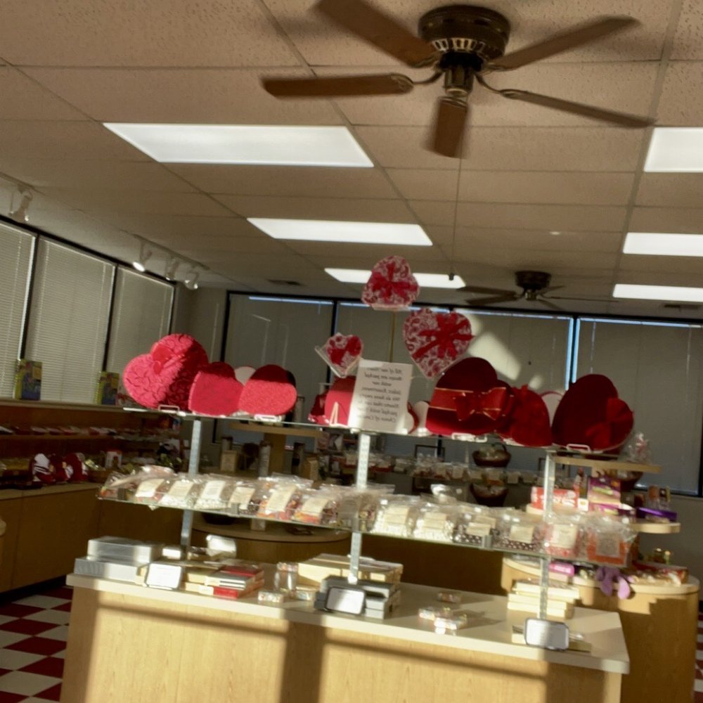 Kopper-Kettle Candies - a checkered floor and ceiling - Candy Stores Near Me - Fort Smith, Arkansas