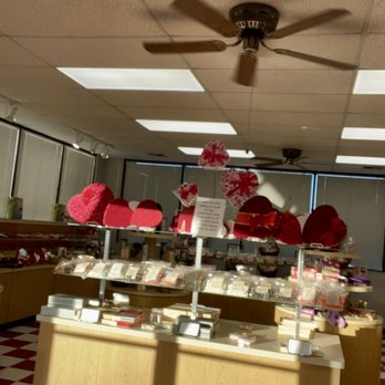 Kopper-Kettle Candies - a checkered floor and ceiling - Candy Stores Near Me - Fort Smith, Arkansas Kopper-Kettle Candies - a checkered floor and ceiling - Candy Stores Near Me - Fort Smith, Arkansas
