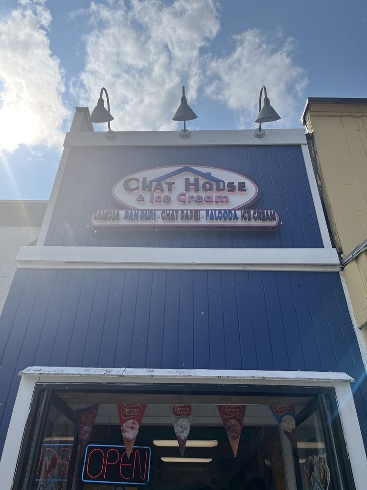 Chat House & Ice Cream Logo