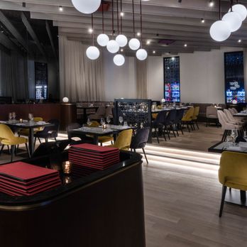 Etc - a dining area with tables and chairs - Steakhouses Near Me - Kahnawake, Quebec