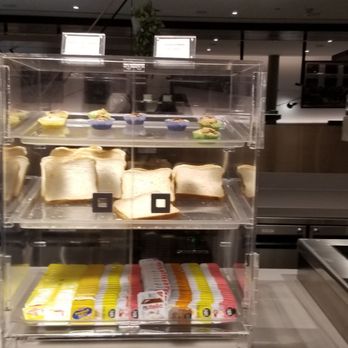 American Express Lounge - Stale and depleted bread selection at American Express Lounge, Melbourne Tullamarine Airport. - Airport Lounges Near Me - Tullamarine, VIC American Express Lounge - Stale and depleted bread selection at American Express Lounge, Melbourne Tullamarine Airport. - Airport Lounges Near Me - Tullamarine, VIC