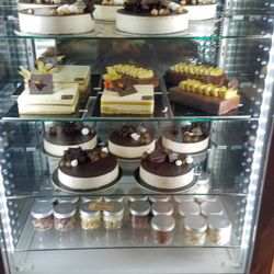 Guido Castagna - Cakes (small individual desserts on bottom)