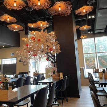Lá Sen Vietnamese Cuisine - Interior - Vietnamese Near Me - Toronto, Ontario Lá Sen Vietnamese Cuisine - Interior - Vietnamese Near Me - Toronto, Ontario