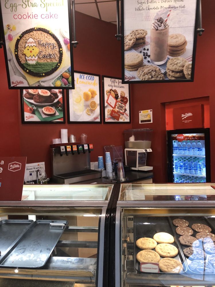 MRS. FIELDS HOLYOKE MALL Updated May 2024 12 Photos 50 Holyoke St