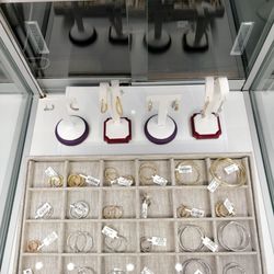Thomas Jewelers - Hoop style earings