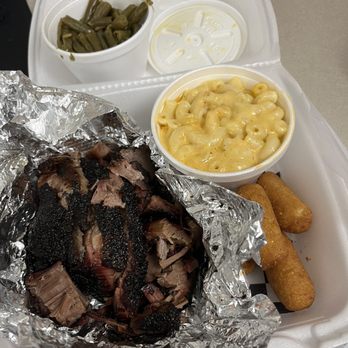 Byrd's Barbecue - a tray of meat and macaroni and cheese - Barbeque Near Me - Durham, North Carolina
