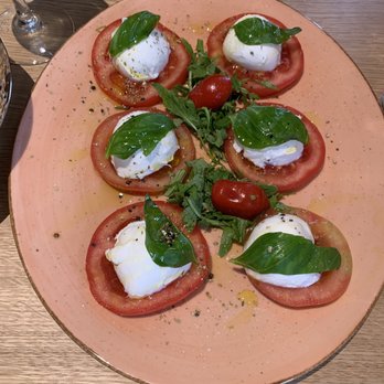 Cavallino Spaghettaro - INSALATA CAPRESE CON MOZZARELLA DI BUFALA Tomaten, Büffel Mozzarella und Basilikum Tomatoes, buffalo mozzarella and basil - Italian Near Me - Stuttgart, BW