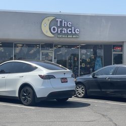 The Oracle Vintage & Arts - Outside