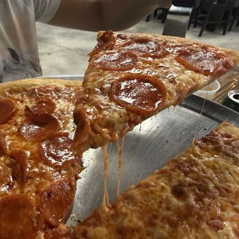 Green Mountain Pizza - Pizza 16" Classic Cheese with pepperoni - Pizza Near Me - Clermont, Florida Green Mountain Pizza - Pizza 16" Classic Cheese with pepperoni - Pizza Near Me - Clermont, Florida