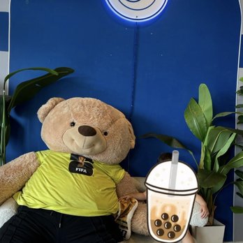 W Coffee & Tea - Giant bear photo op - Patisserie/Cake Shop Near Me - Niles, Illinois