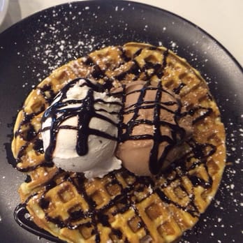 Diele - Die Eismacher - Lecker Schokolade/Vanille mit Schokosauce - Ice Cream & Frozen Yogurt Near Me - Dusseldorf, NW