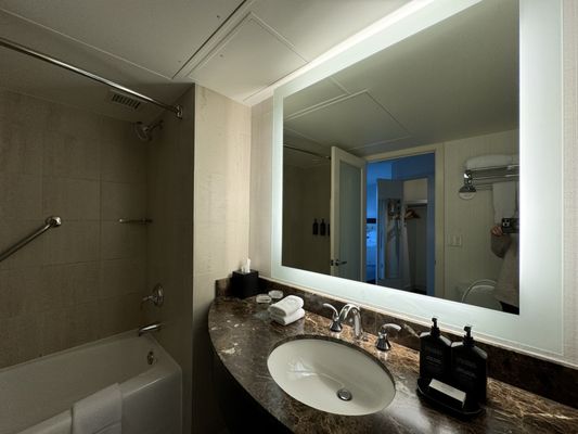 Sheraton Vancouver Wall Centre by null