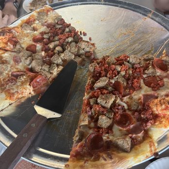Grampie's Pizzeria - Again, look at all those toppings and perfectly browned crust! - Pizza Near Me - Cibolo, Texas Grampie's Pizzeria - Again, look at all those toppings and perfectly browned crust! - Pizza Near Me - Cibolo, Texas