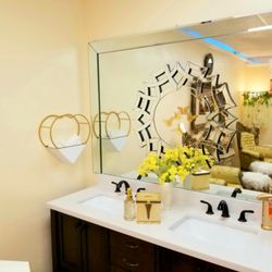 Sudie's Brows - Interior picture