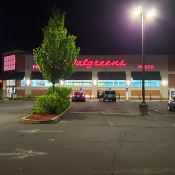 Walgreens - cars parked in a parking lot at night - Drugstores Near Me - New Haven, Connecticut Walgreens - cars parked in a parking lot at night - Drugstores Near Me - New Haven, Connecticut