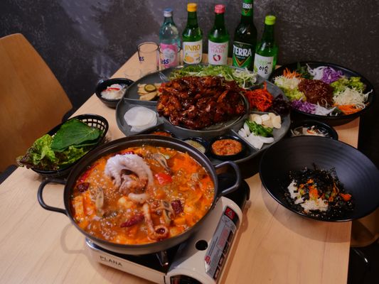 The One Jokbal 더 원 족발 by null