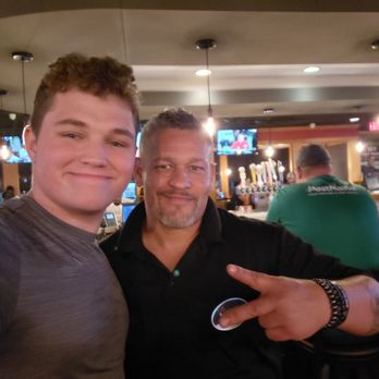 Applebee's Grill + Bar - Sandusky Ohio Applebee's with Kevin the GOAT server - Sports Bars Near Me - Sandusky, Ohio