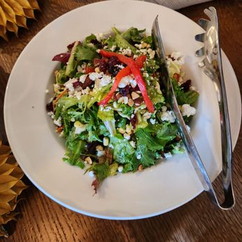 Crosby's Kitchen - Wrightwood salad - American Near Me - Niles, Illinois