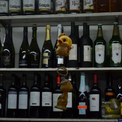 Jorgito El Potro - La decoración del almacén son viejos juguetes