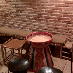 Addis Abeba - Mesa, con taburetes bajos de madera muy cómodos y frescos (Se agradece en verano, ké keréis. ;) y mesita auxiliar para bebercio.