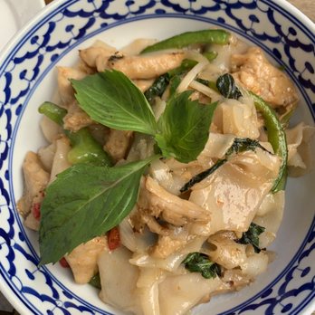 Glur - Vegan rice noodle with daring chicken - Thai Near Me - New York, New York