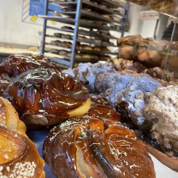Babka Zana - look at that glaze :') - Bakeries Near Me - Paris, 75