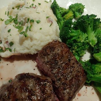 Applebee's Grill + Bar - 6 oz. Top Sirloin, Broccoli, mashed potatoes - American Near Me - Midland, Michigan