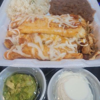 El Amate - ENCHILADA DE SUPER POLLO ($15): Large chicken enchilada topped with Ranchero sauce, cheese, and avocado. - Salvadoran Near Me - Palm Bay, Florida
