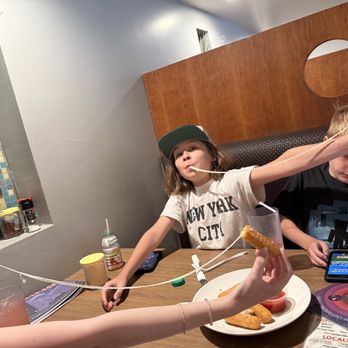 Al's Pizza - CHEESE PULL WITH DA FAM - Pizza Near Me - Ponte Vedra Beach, Florida