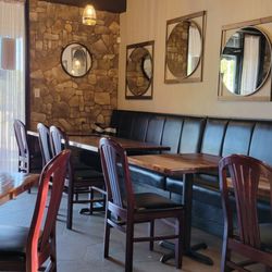 Jilla's Gourmet Kitchen - Small seating areas
