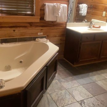 Jackson Mountain Rentals - Master bathroom - Vacation Rentals Near Me - Gatlinburg, Tennessee