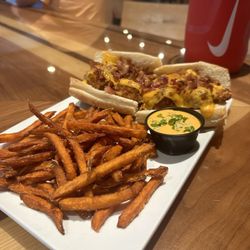 The Creek Pub & Grill Golf Club Of Jupiter - Chili dog with sweet potatoes fries