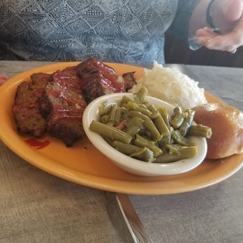 The Overlook Restaurant - Meatloaf, mashed potatoes and green beans - American Near Me - Leavenworth, Indiana