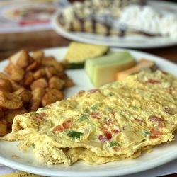 Coco Frutti - Omelette... tomato, onions, peppers, cheddar cheese