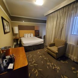 Standard queen bed room