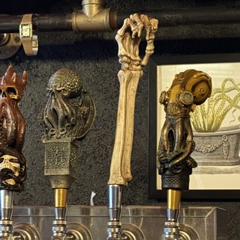 Notch Eight Craft House - Taps at the bar - Cocktail Bars Near Me - Jim Thorpe, Pennsylvania
