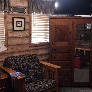 Eagle's Nest Bed & Breakfast - Mountain Spirit: Tv and dresser - Big Bear Lake, CA