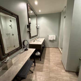 NOPSI Hotel - Large bathroom - Hotels Near Me - New Orleans, Louisiana
